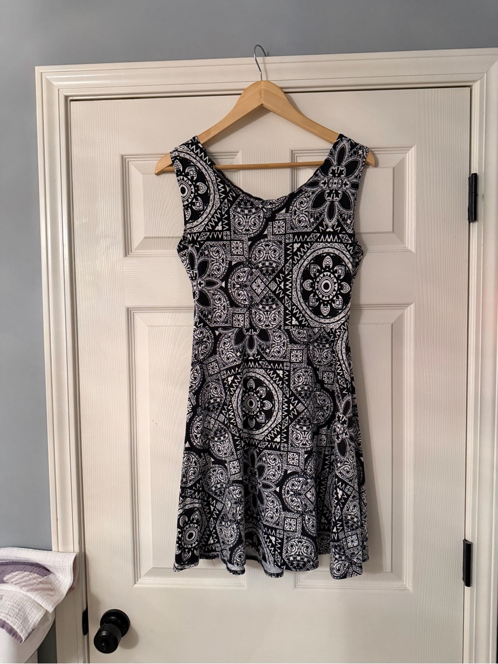 Black & White Patterned Sleeveless Fit-and-Flare Dress cut out lace/crochet back